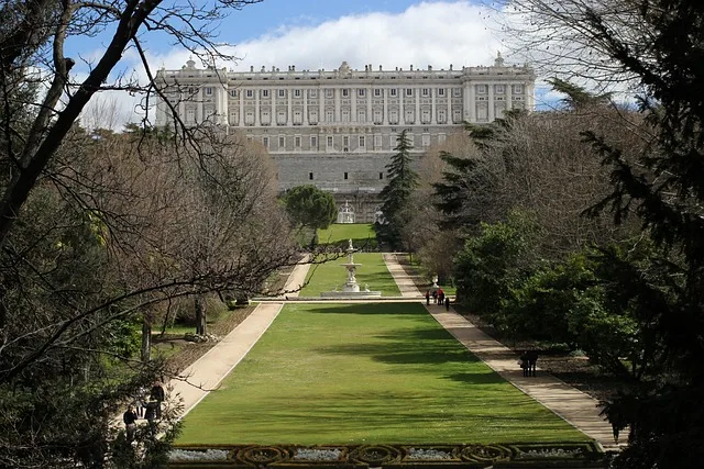 Dolmabahçe Sarayı ve Kapalıçarşı Arasında Bir Gün: İstanbul’un İki İncisi