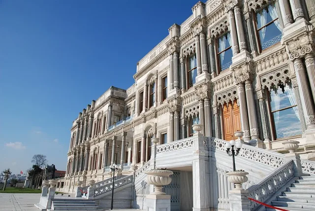 Dolmabahçe Sarayı Ziyaret Rehberi: Tarihi Sarayda Neler Görülmeli?